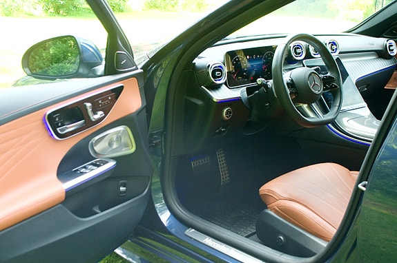Mercedes-Benz C300 3 of 4