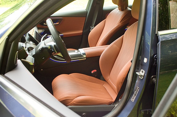 Mercedes-Benz C300 2 of 4