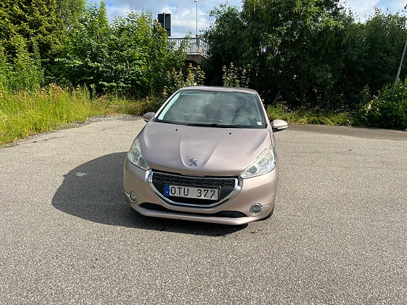 Peugeot 208 2 of 5
