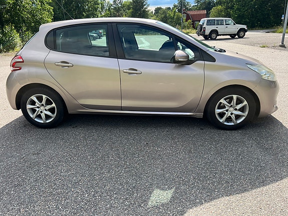 Peugeot 208 3 of 5