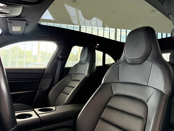 Porsche Taycan Cross Turismo 9 of 23