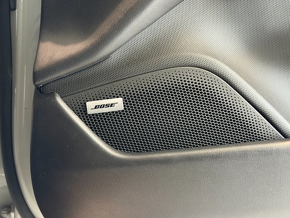 Porsche Taycan Cross Turismo 16 of 23