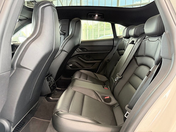 Porsche Taycan Cross Turismo 10 of 23