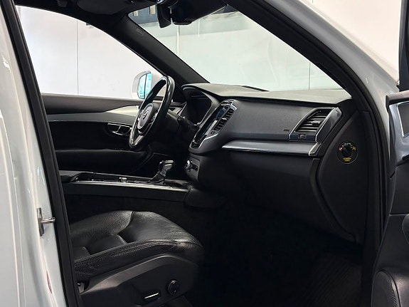Volvo XC90 26 of 30