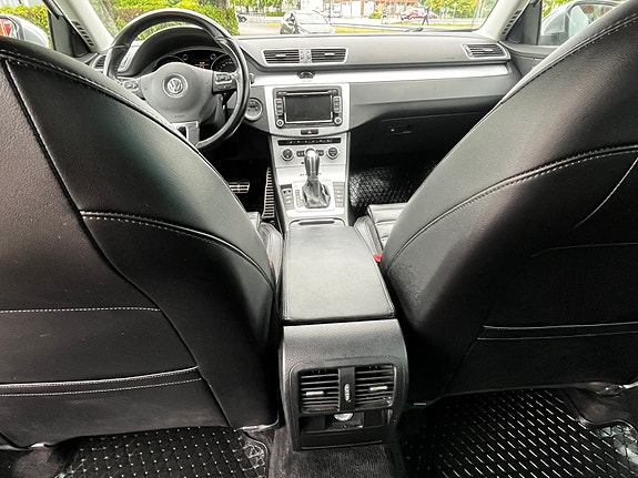 Volkswagen Passat Alltrack 9 of 12