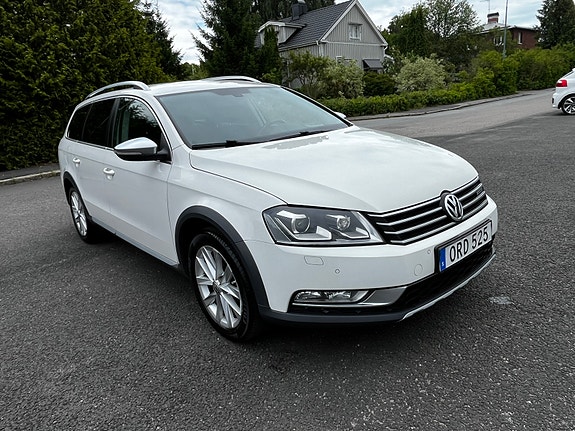 Volkswagen Passat Alltrack 2 of 5