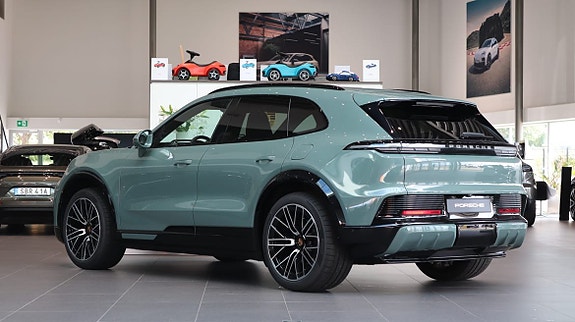 Porsche Cayenne 2 of 5