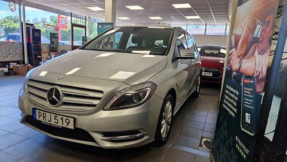 Mercedes-Benz B180 4 of 5