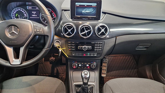 Mercedes-Benz B180 11 of 18