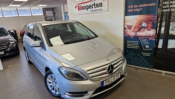 Mercedes-Benz B180 2 of 5