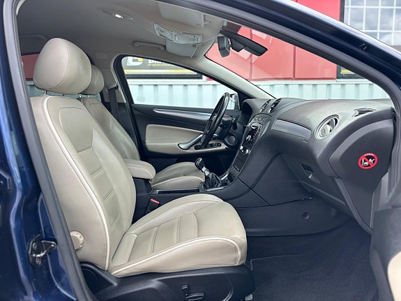 Ford Mondeo 19 of 26
