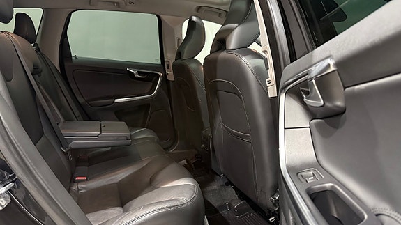 Volvo XC60 14 of 21