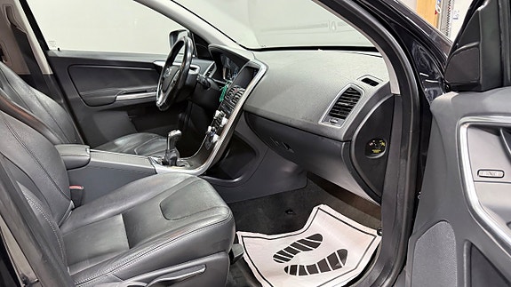 Volvo XC60 13 of 21