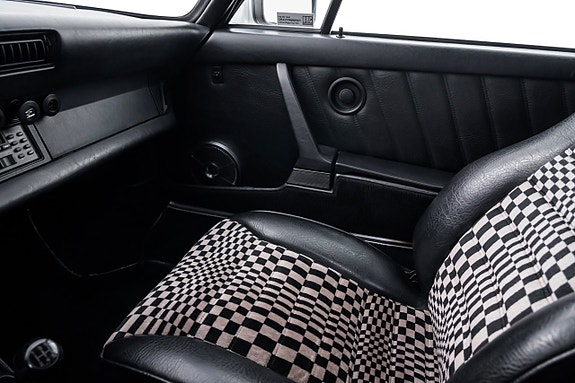 Porsche 911 Targa 18 of 25