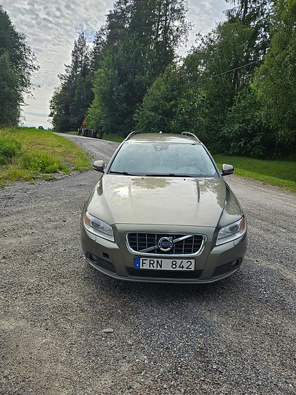 Volvo V70 2 of 5