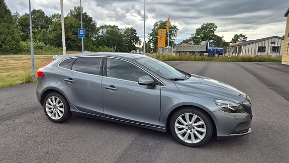 Volvo V40 2 of 5