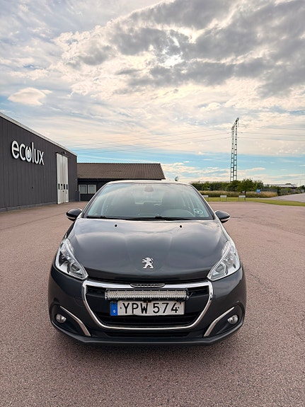 Peugeot 208 3 of 5
