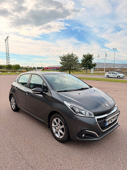 Peugeot 208 2 of 5