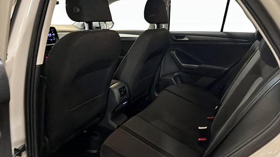 Volkswagen T-Roc 11 of 12