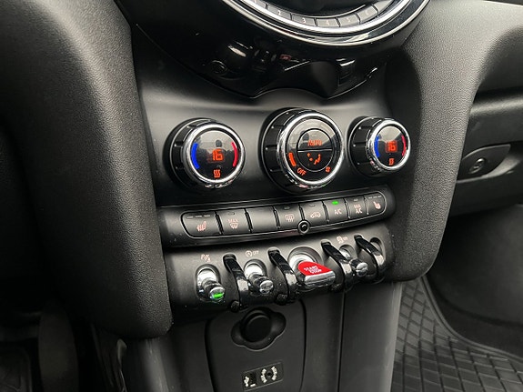 MINI Cooper 17 of 27