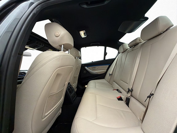 BMW 330e 26 of 30