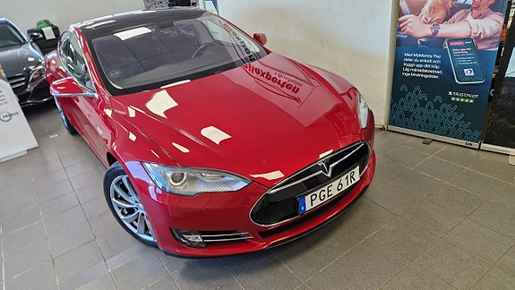 Tesla Model S 2 of 5