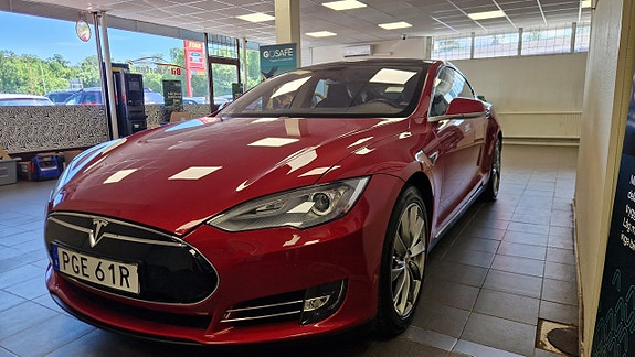 Tesla Model S 4 of 5
