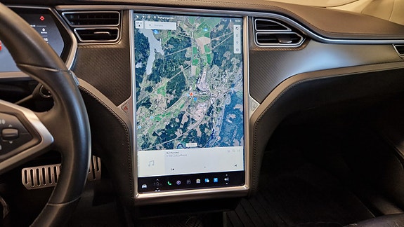 Tesla Model S 17 of 25