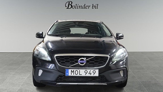 Volvo V40 Cross Country 2 of 5