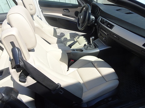 BMW 320i 4 of 5
