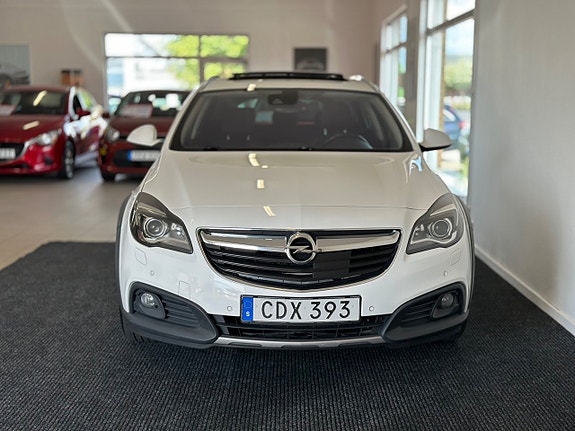 Opel Insignia Country Tourer 2 of 5