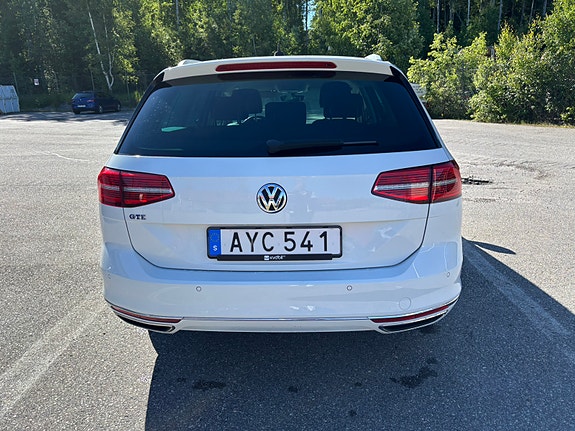 Volkswagen Passat 2 of 5