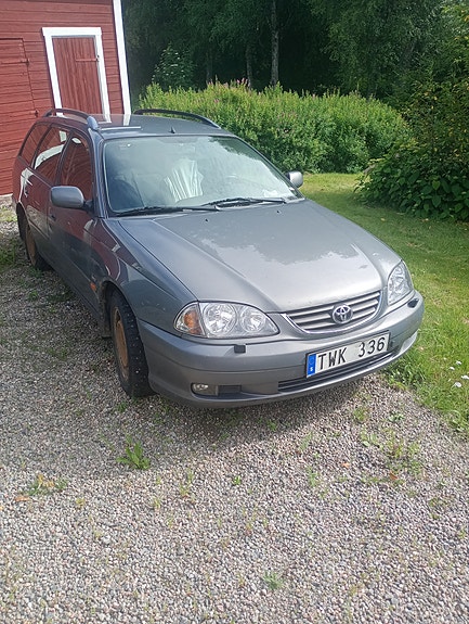 Toyota Avensis 2 of 3