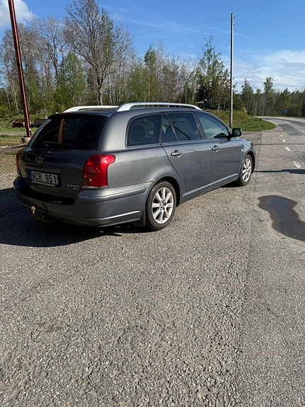 Toyota Avensis 3 of 6