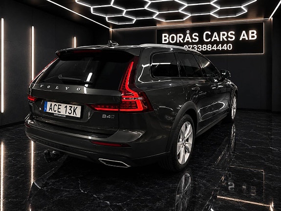 Volvo V60 Cross Country 3 of 5