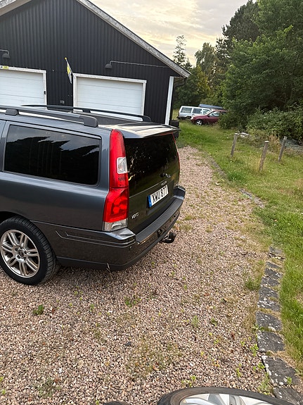 Volvo V70 3 of 4