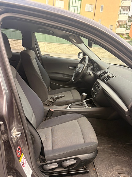 BMW 118i 3 of 5