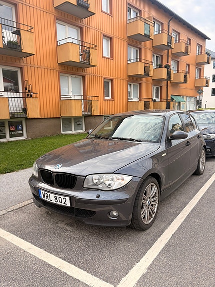 BMW 118i 2 of 5