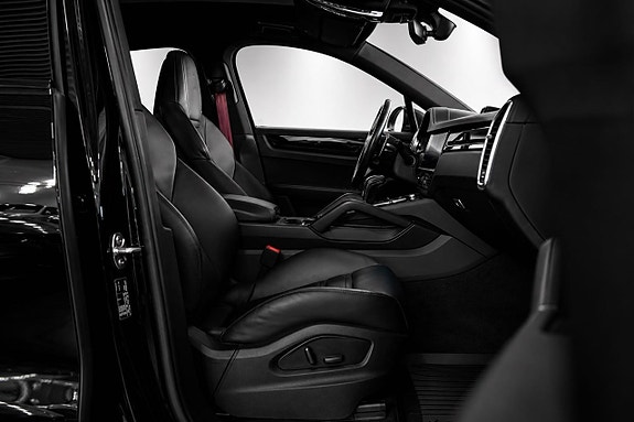 Porsche Cayenne 13 of 25