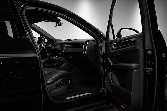 Porsche Cayenne 12 of 25