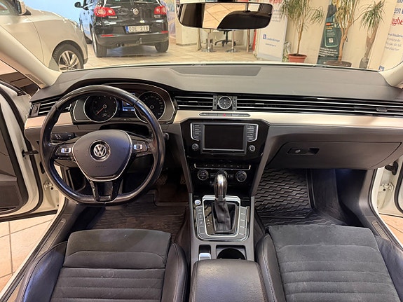 Volkswagen Passat 9 of 15