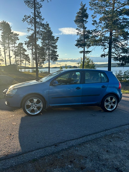 Volkswagen Golf V 2 of 5