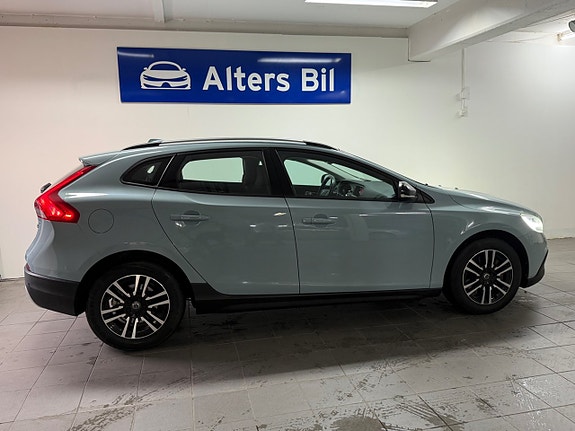 Volvo V40 Cross Country 2 of 15