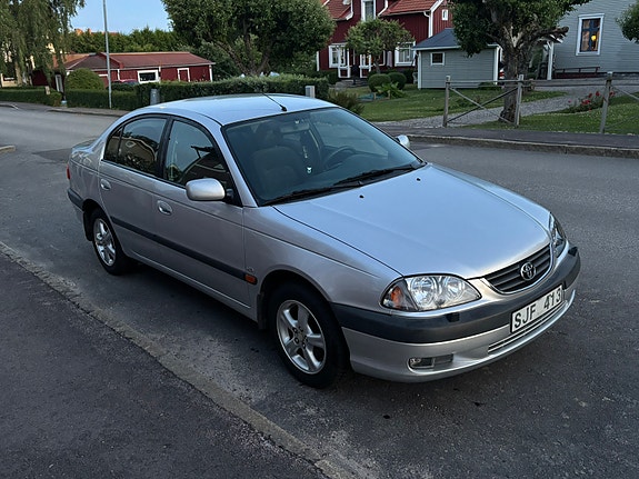 Toyota Avensis 2 of 5