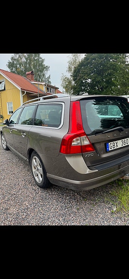 Volvo V70 2 of 4