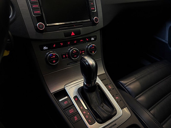 Volkswagen Passat 12 of 15