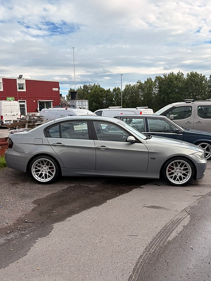 BMW 325i 3 of 5