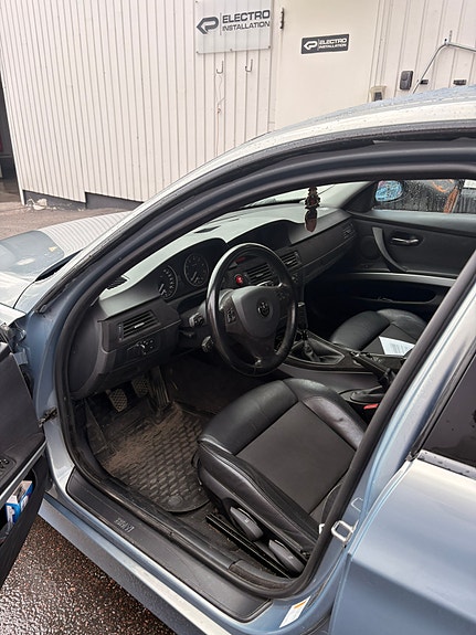BMW 325i 4 of 5