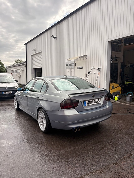 BMW 325i 2 of 5