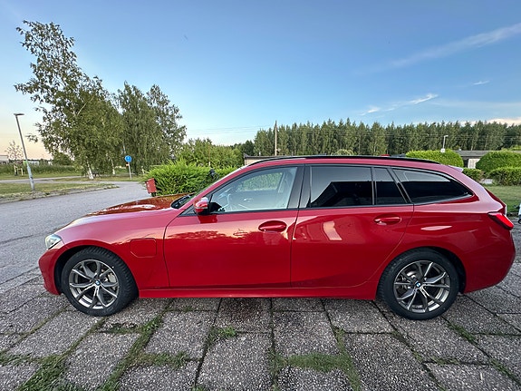 BMW 330e 4 of 5